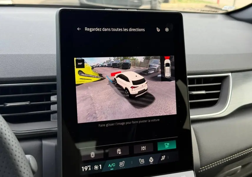 Écran tactile intérieur montrant la caméra 360° d'une Renault SYMBIOZ gris Rafale, vue arrière virtuelle du véhicule.