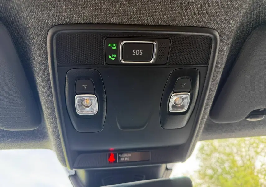 Vue en gros plan du plafonnier noir avec boutons d’éclairage et alerte SOS dans un Renault Symbioz gris Rafale métallisé.
