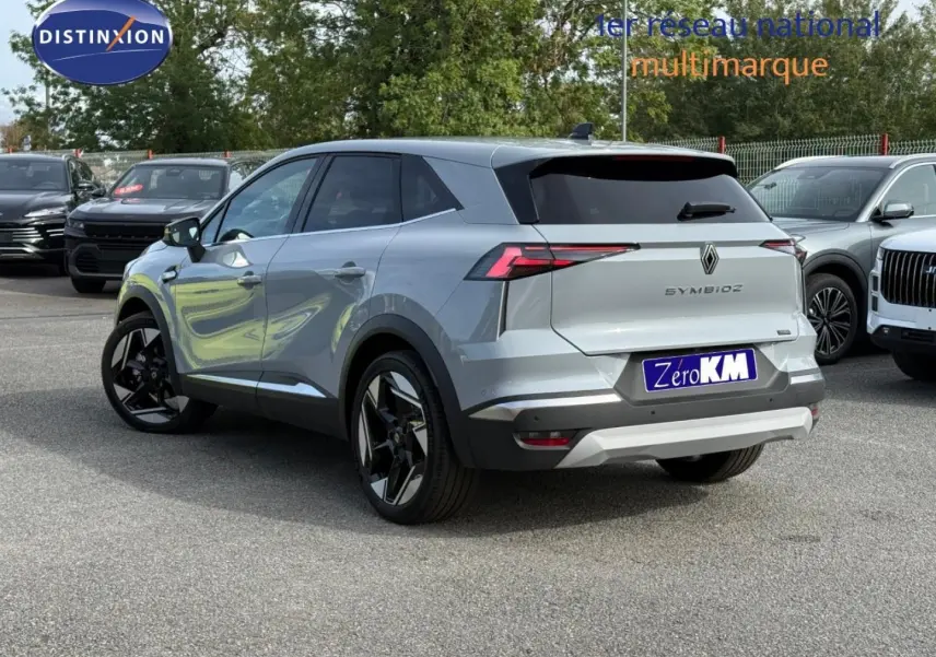 Vue 3/4 arrière droite du Renault SYMBIOZ gris Rafale métallisé avec jantes noires et feux arrière LED.