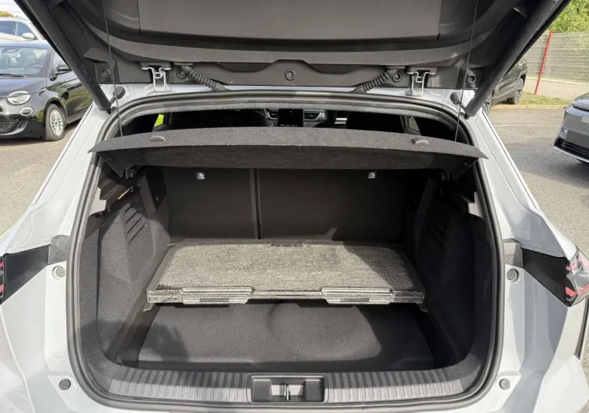Coffre ouvert vu de l'arrière du Renault SYMBIOZ gris Rafale métallisé avec tablette de rangement amovible.