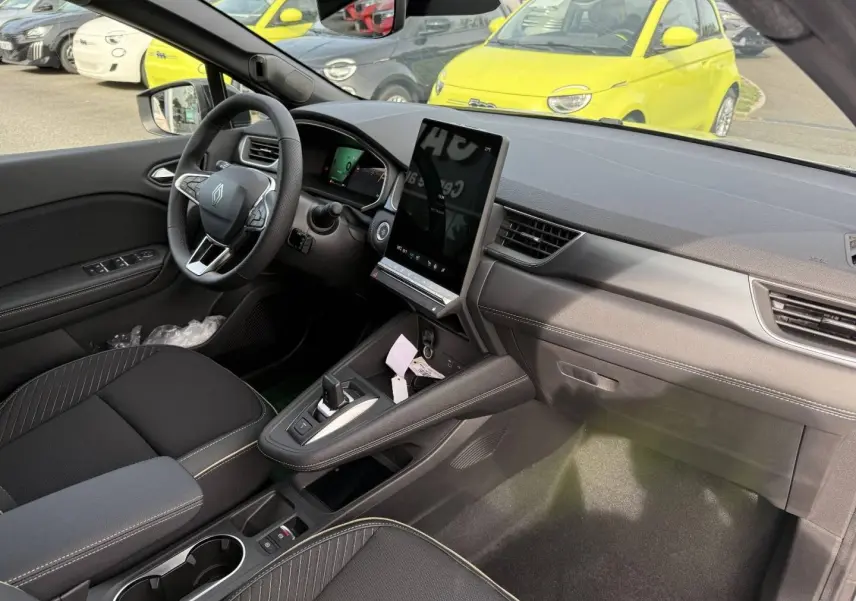 Intérieur avant du Renault SYMBIOZ gris Rafale, vue côté conducteur avec écran tactile vertical et volant multifonction.