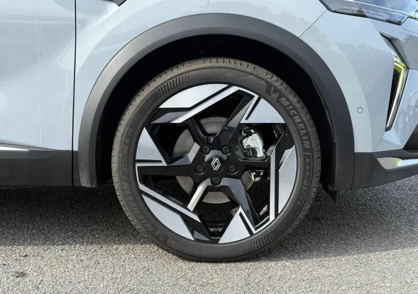 Gros plan sur la roue avant droite de la Renault SYMBIOZ gris Rafale métallisé avec jante alu noire et argent.