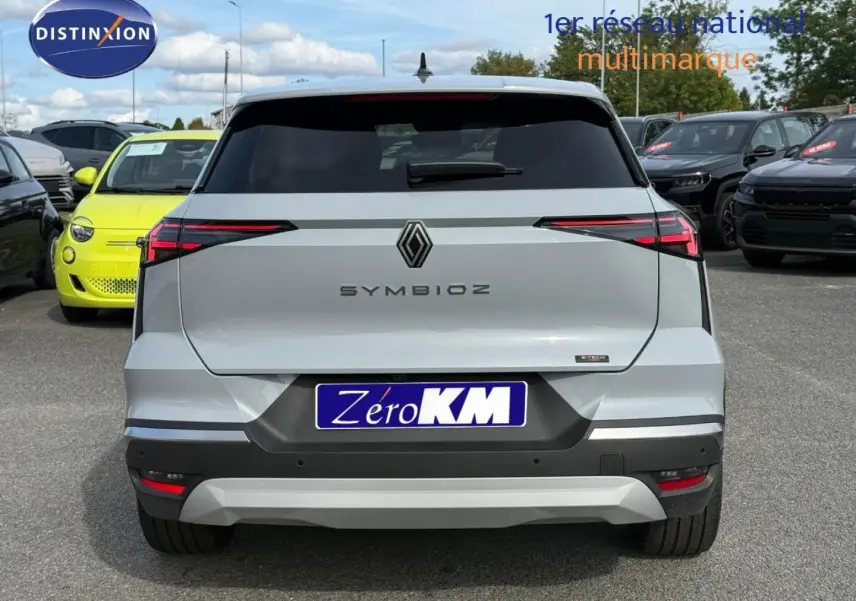 Vue arrière d'une Renault Symbioz 1.8 E-Tech gris Rafale métallisé avec feux arrière LED et lunette arrière surteintée.