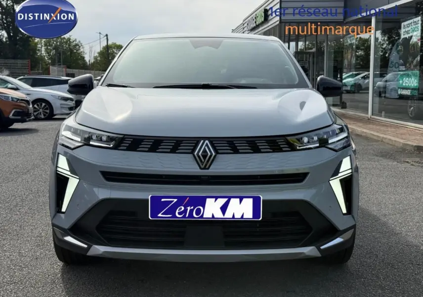 Vue avant d'une Renault SYMBIOZ 1.8 E-Tech gris Rafale métallisé avec feux LED en forme de C distinctifs.