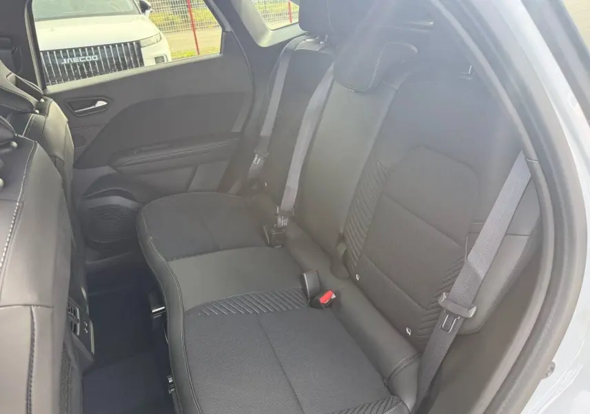 Vue intérieure côté droit sur la banquette arrière noire avec ceintures et appuie-têtes du Renault Symbioz 2026.