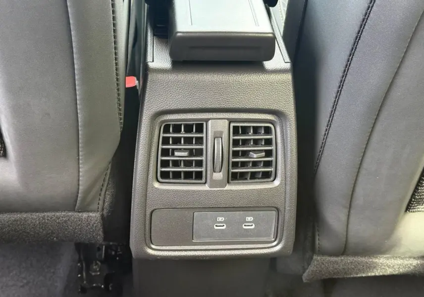 Vue rapprochée de la console centrale arrière grise avec bouches d’aération et ports USB-C du Renault Symbioz 2026.