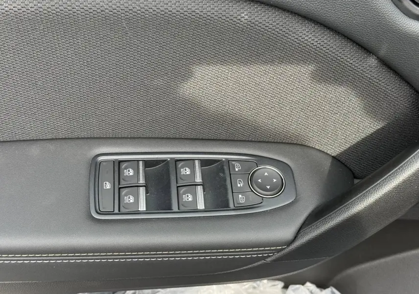 Panneau de commandes des vitres et rétroviseurs côté gauche en cuir noir avec surpiqûres blanches, Renault Symbioz 2026.