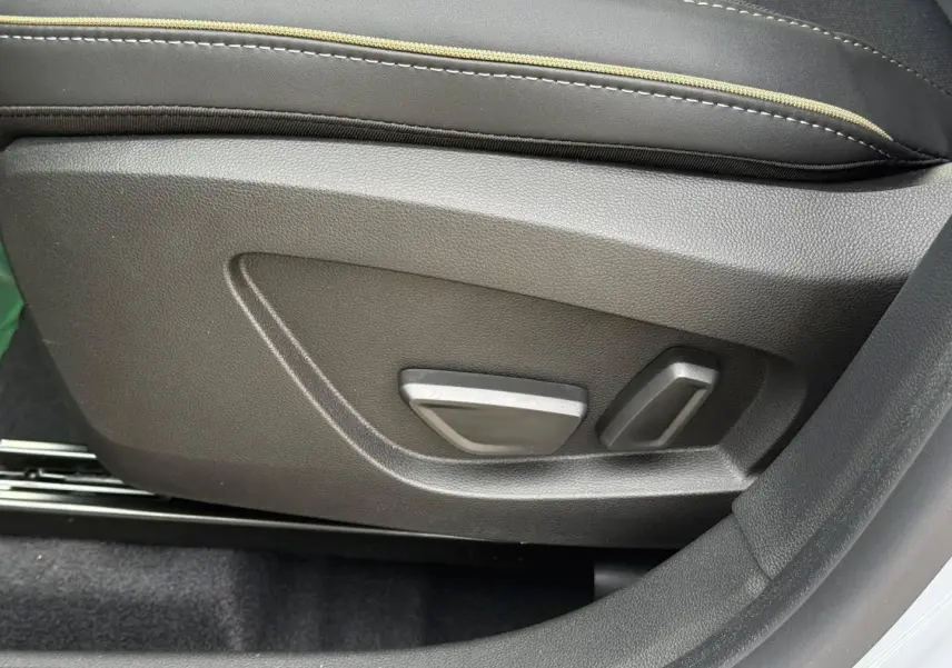 Détail des commandes de réglage électrique du siège conducteur sur Renault Symbioz gris Rafale.