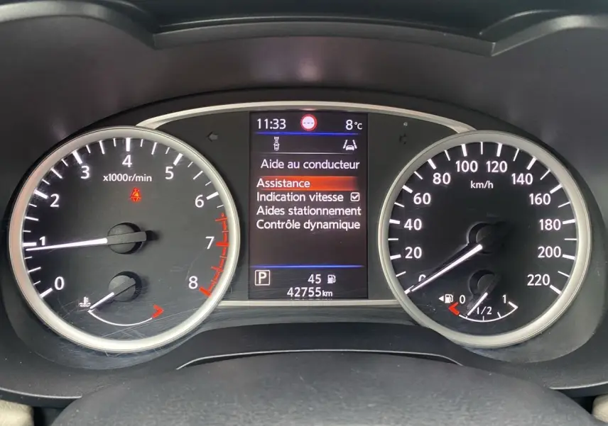Tableau de bord de Nissan Micra 2022, affichage digital central avec aide au conducteur, compte-tours et vitesse en km/h.