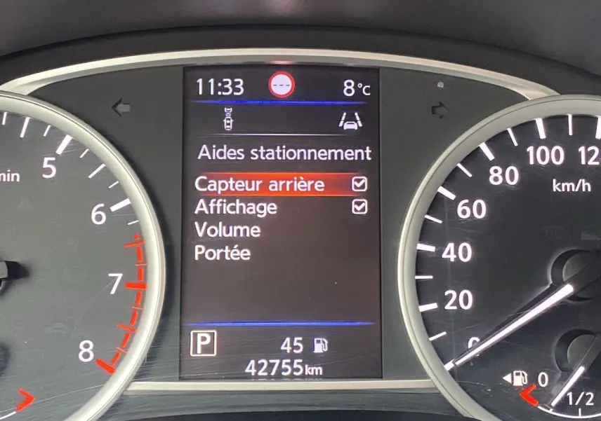Tableau de bord de Nissan Micra 2022 affichant les aides au stationnement et le compteur kilométrique à 42 755 km.