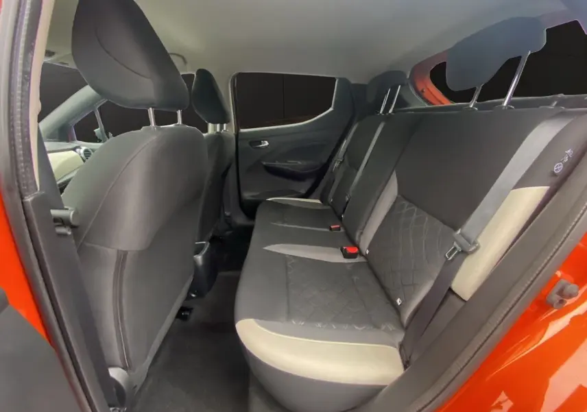 Vue intérieure de la banquette arrière côté droit d'une Nissan Micra 2022 orange Energy avec sièges tissu noir et beige.