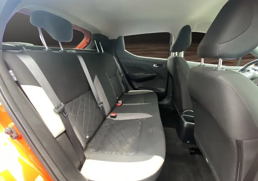 Vue intérieure côté gauche des sièges arrière noirs et beige d'une Nissan Micra orange Energy 2022, finition N-Design.