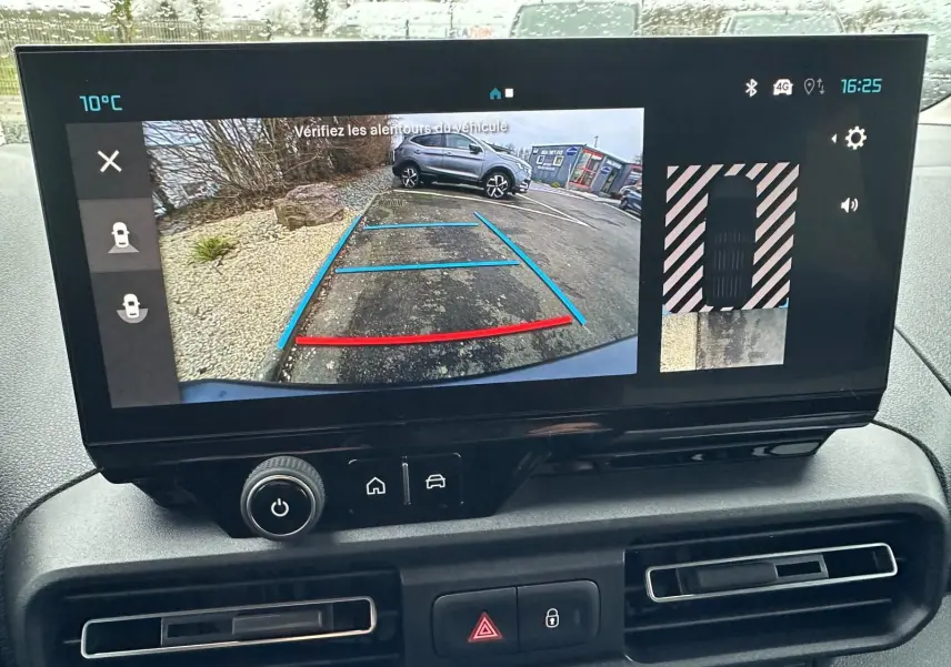 Écran intérieur du Citroën Berlingo 2025 gris Artense montrant la caméra de recul avec guidage de trajectoire.