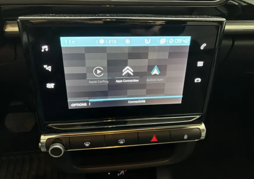 Écran tactile central 7 pouces de la Citroën C3 noire 2024 affichant Apple CarPlay et Android Auto.