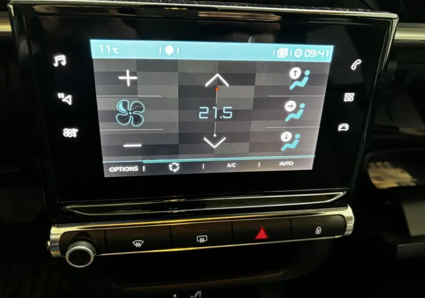 Écran tactile central de la Citroën C3 PureTech 110 Shine 2024 affichant la climatisation à 27,5°C, intérieur noir.