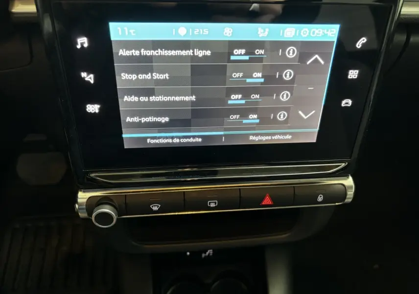 Écran tactile central de la Citroën C3 PureTech 110 noir, affichant les réglages d’aide à la conduite.