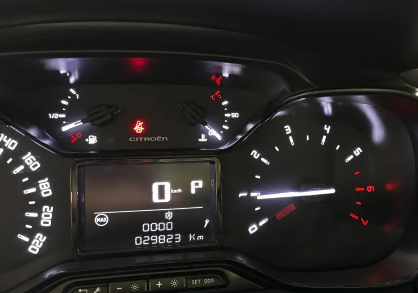 Tableau de bord éclairé de la Citroën C3 2024, affichage numérique central et compte-tours analogique à droite.