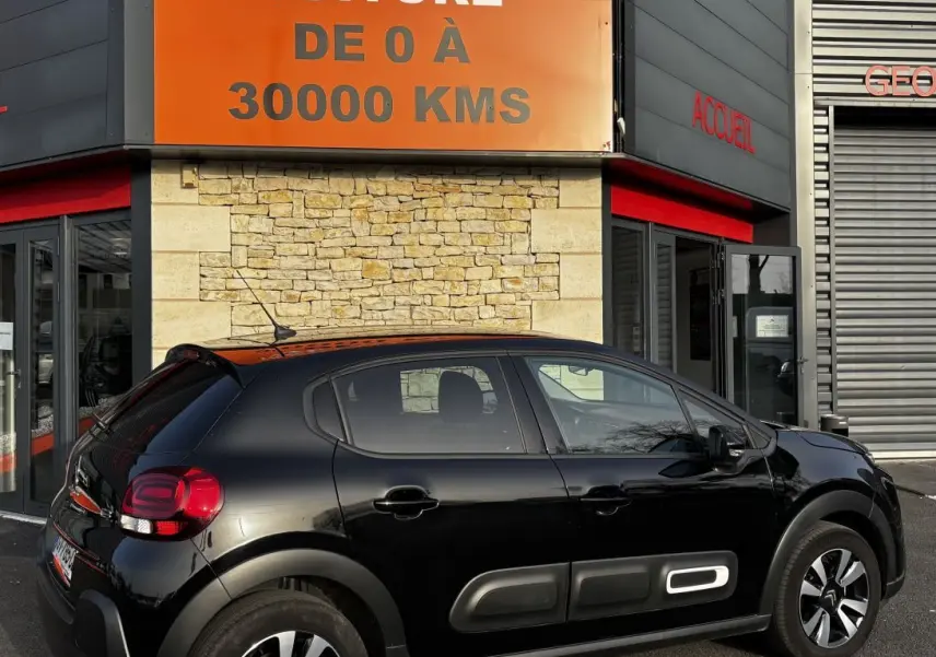 Vue latérale droite d'une Citroën C3 noire 2024 avec protections latérales distinctives et jantes bicolores.