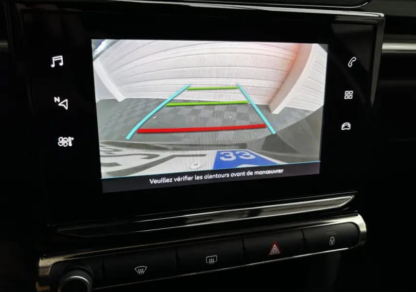 Écran tactile central montrant la caméra de recul avec lignes de guidage, intérieur noir du Citroën C3 2024 Shine.