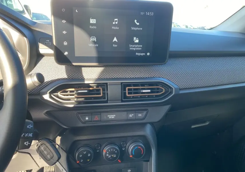Vue intérieure du tableau de bord de la Dacia Sandero Stepway 2025 avec écran Media Nav et commandes climatiques.