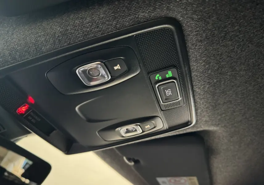 Vue en gros plan du plafonnier noir avec boutons d’éclairage et alerte SOS du Renault Captur blanc esprit Alpine E-Tech 2025.