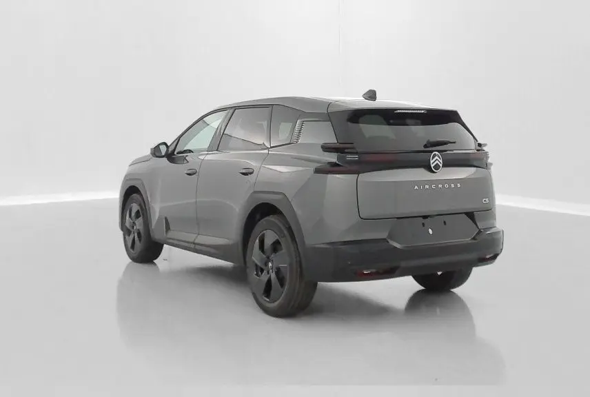 Vue 3/4 arrière droite du Citroën C5 Aircross gris platinium avec feux arrière horizontaux et jantes noires.