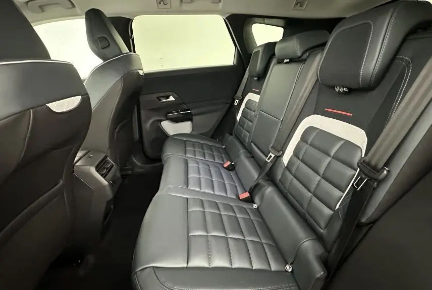 Vue intérieure arrière côté droit des sièges en tissu brun et toile noire du Citroën C5 Aircross hybride 2026.