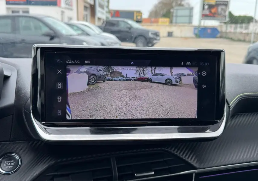 Écran tactile intérieur de la Peugeot 208 Hybrid 110 e-DCS6 GT 2025 affichant la caméra de recul en vue large.