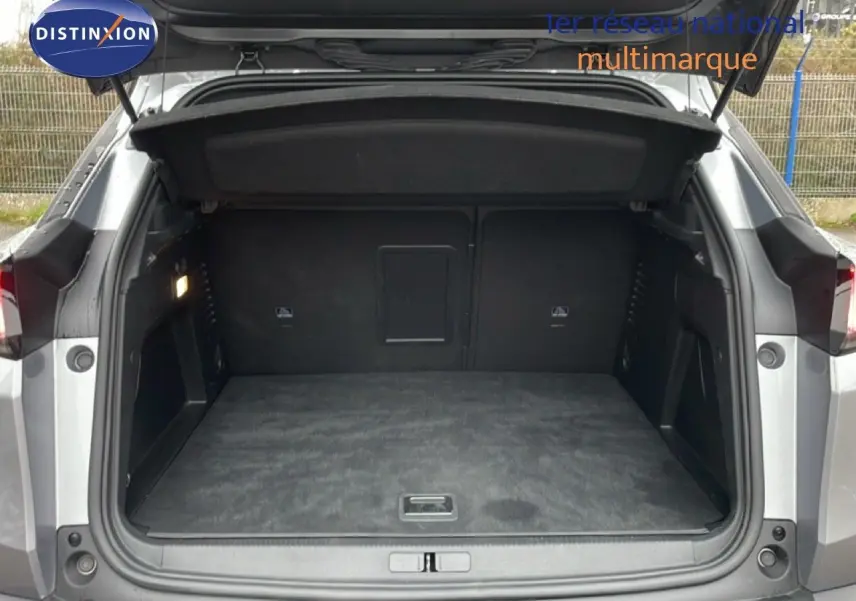Vue arrière du coffre ouvert du Peugeot 3008 gris Artense Metal, montrant un espace de chargement spacieux et propre.