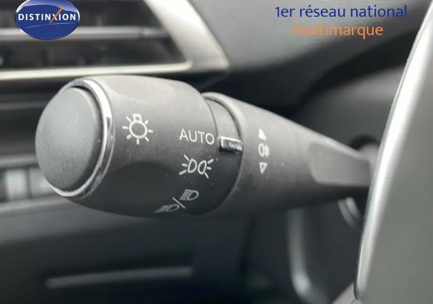 Gros plan sur la manette de commande des phares du Peugeot 3008 gris Artense, intérieur noir, version 2024.
