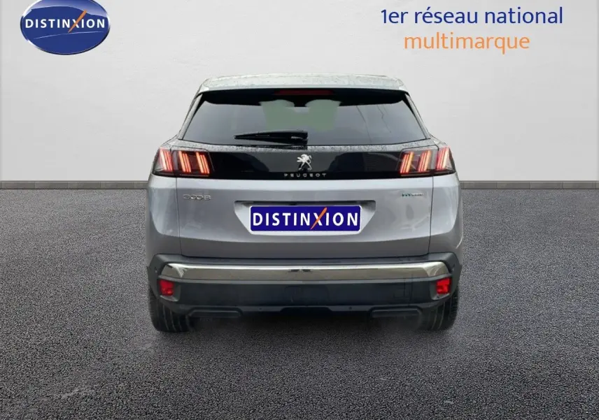 Vue arrière d’un Peugeot 3008 gris Artense métal 2024 avec feux arrière à trois griffes et logo central noir brillant.