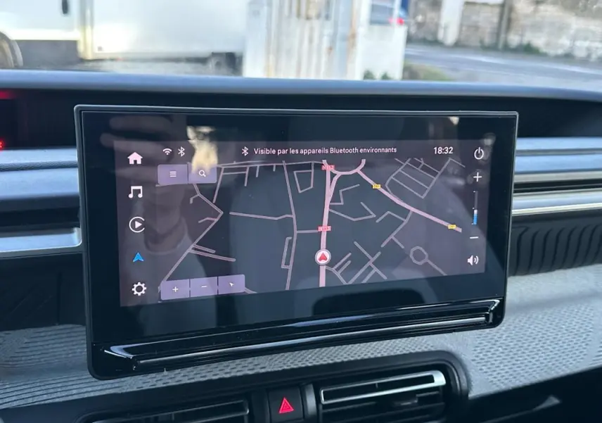 Écran tactile central affichant la navigation dans l’habitacle d’une Citroën C3 noire, vue de face.