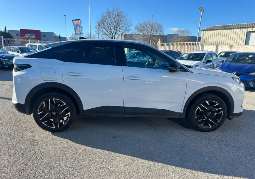 Peugeot 3008 Hybrid blanc vue de profil côté gauche, avec jantes alliage noires 19 pouces et toit noir contrasté.