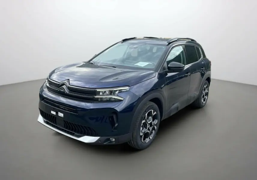 Citroën C5 Aircross Hybrid 2025 en Eclipse blue avec toit noir, vue 3/4 avant droit soulignant ses optiques fines.