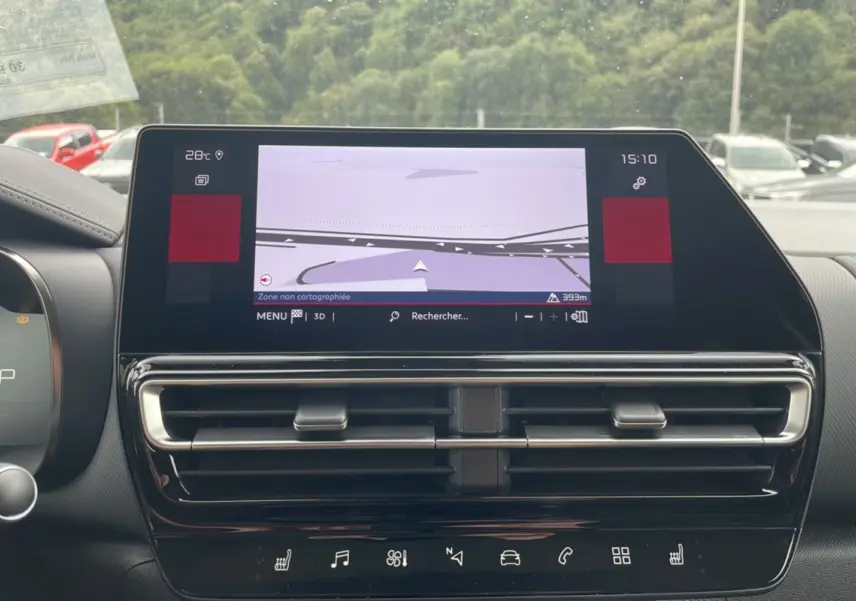 Écran central tactile avec navigation du Citroën C5 Aircross Hybrid 2025, ambiance intérieure moderne et finition noire.