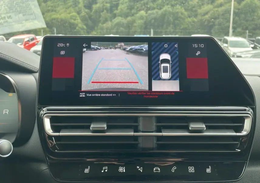Écran central du tableau de bord du Citroën C5 Aircross Hybrid 2025 affichant la caméra de recul et l'aide au stationnement.