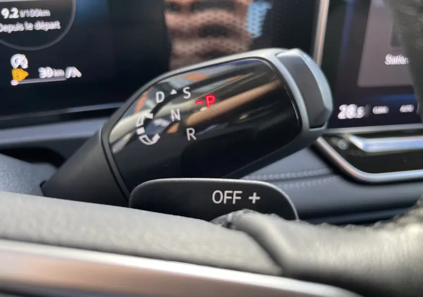 Gros plan sur la commande de boîte automatique du Volkswagen Tiguan 2024, avec affichage des modes de conduite et levier noir brillant.