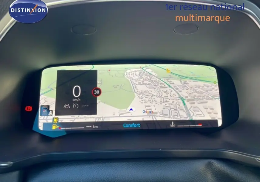 Affichage numérique du tableau de bord du Renault Captur 2025 avec navigation GPS et indication de vitesse à 0 km/h.