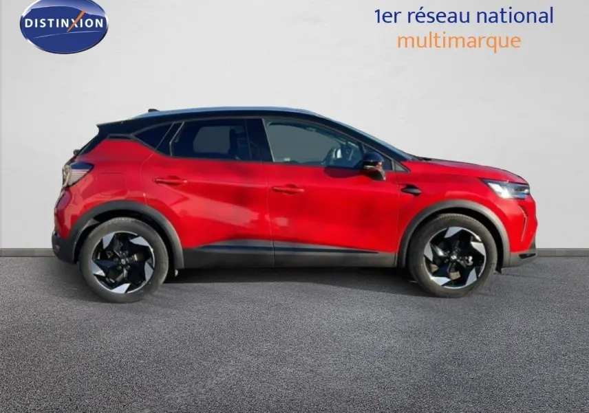 Profil latéral gauche d'un Renault Captur 2025 rouge désir métal avec toit noir, roues noires et détails modernes.