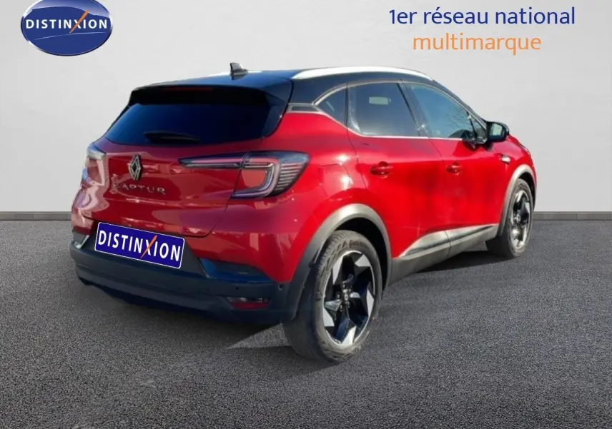 Vue 3/4 arrière droite d'un Renault Captur rouge Désir métal avec toit noir et jantes noires.