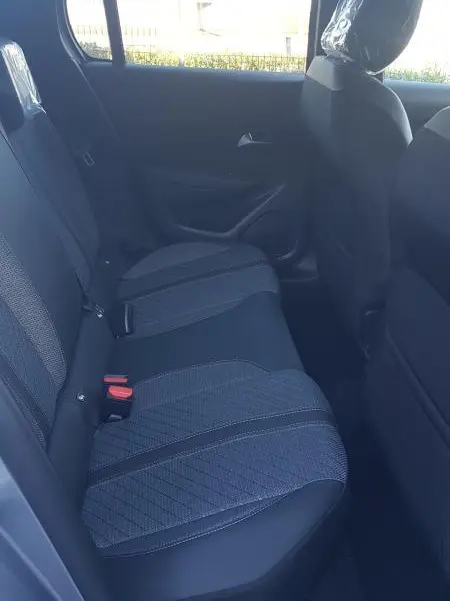 Vue latérale intérieure côté gauche des sièges arrière gris du Peugeot 208 Hybrid 110 e-DCS6 Allure 2025.