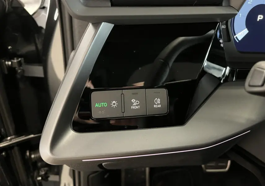 Détail du tableau de bord côté gauche de l'Audi A3 Sportback gris 2025 avec commandes d'éclairage et finition noire brillante.