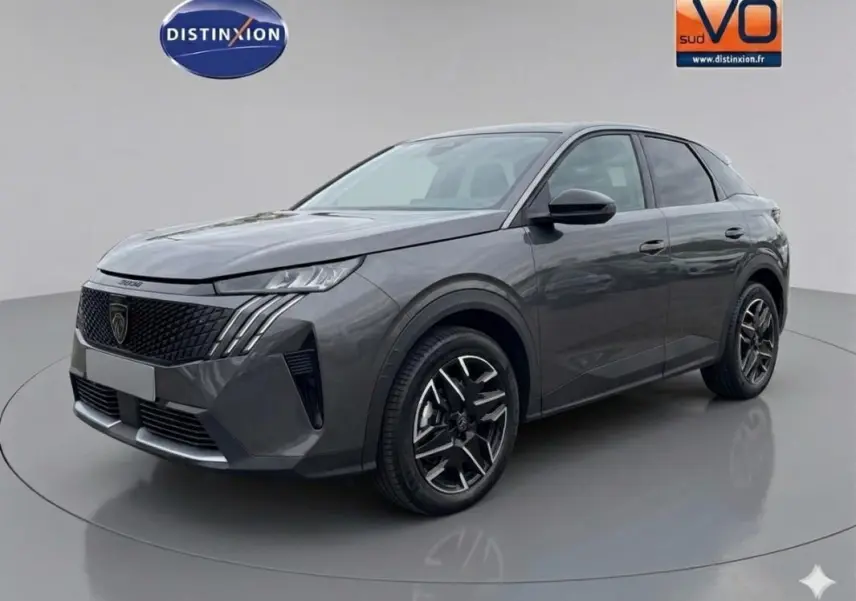 Peugeot 3008 Hybrid gris en 3/4 avant droit, avec jantes alliage noires et calandre distinctive noire.