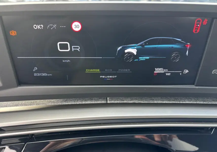 Affichage numérique du cockpit du Peugeot 3008 Hybrid 145 e-DCS6 Allure montrant la vitesse, autonomie et mode de conduite.