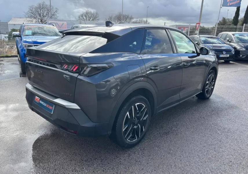 Vue 3/4 arrière droite d’un Peugeot 3008 Hybrid gris avec jantes alliage noires et feux arrière LED distinctifs.
