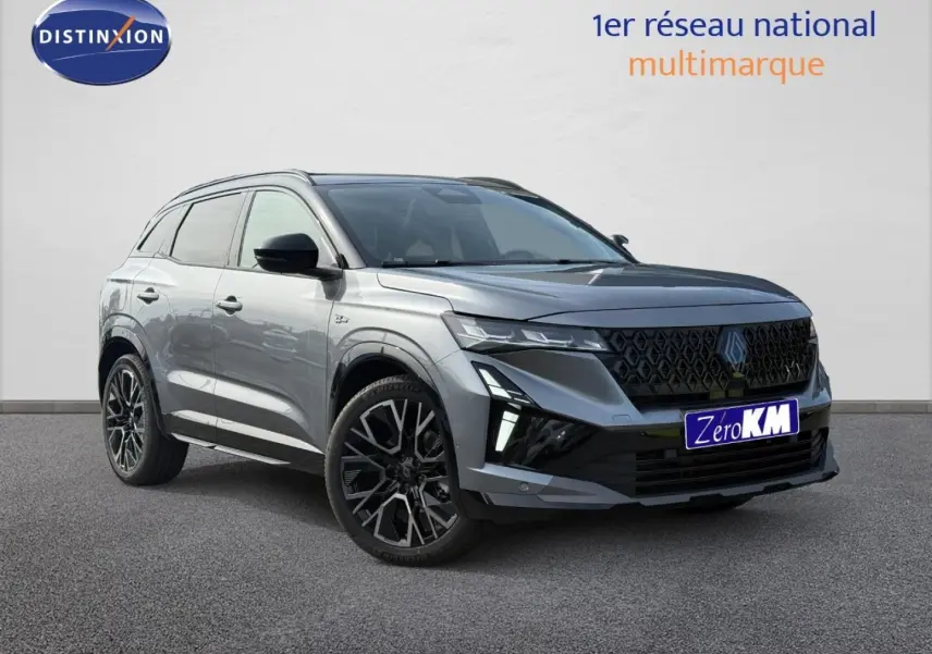 Renault Austral 1.2 E-Tech gris schiste satin avec toit noir étoilé, vue 3/4 avant mettant en valeur la calandre noire et jantes alu.