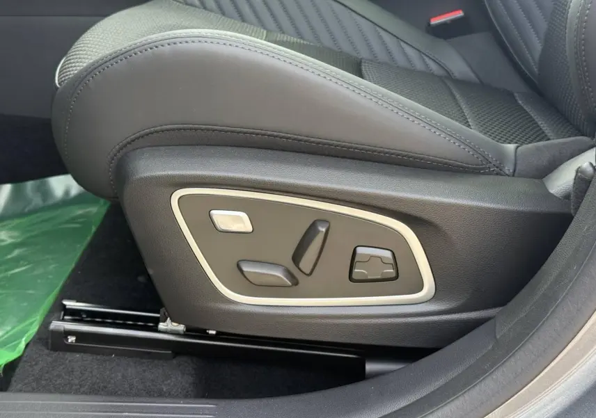 Gros plan sur les commandes électriques du siège conducteur noir du Renault Austral 1.2 E-Tech hybride 2026.