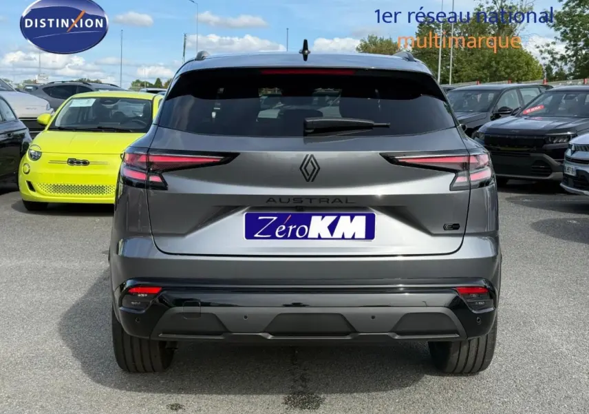 Vue arrière d'un Renault Austral gris Schiste satin avec toit noir étoilé, feux arrière LED fins et logo central.