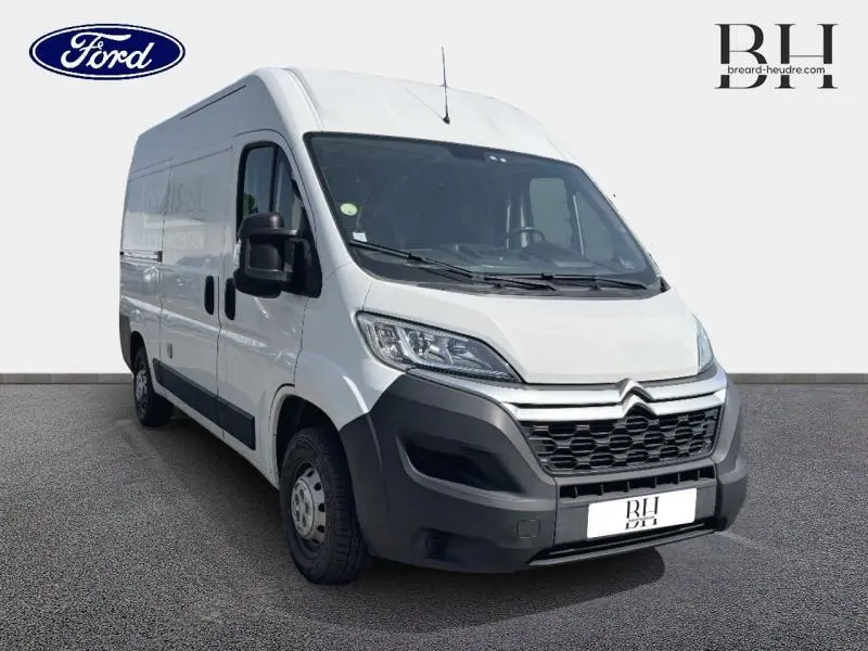 Fourgon Citroën Jumper blanc Banquise vu en 3/4 avant droit avec calandre noire et phares halogènes.