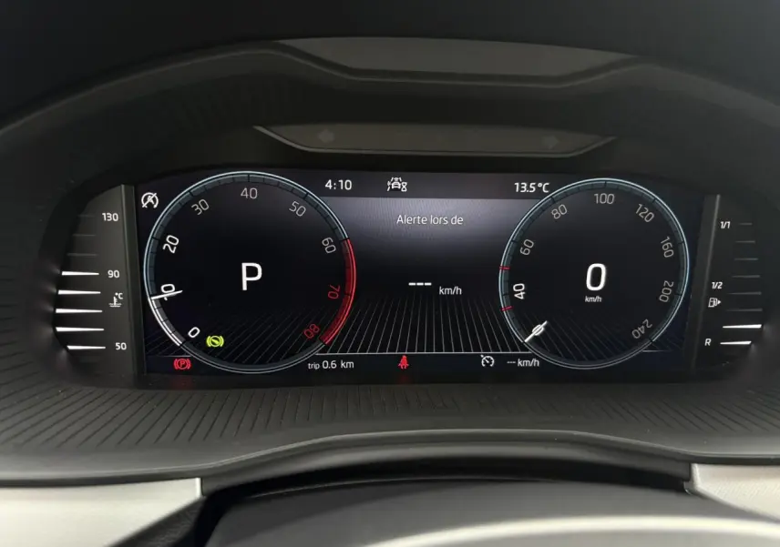 Tableau de bord digital du Skoda Kamiq TSI 110 DSG Ambition 2024, affichage vitesse et température.
